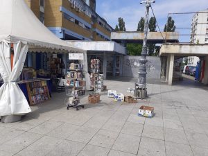 Who is smart, allows a fair with books, in the middle of a beautiful city center