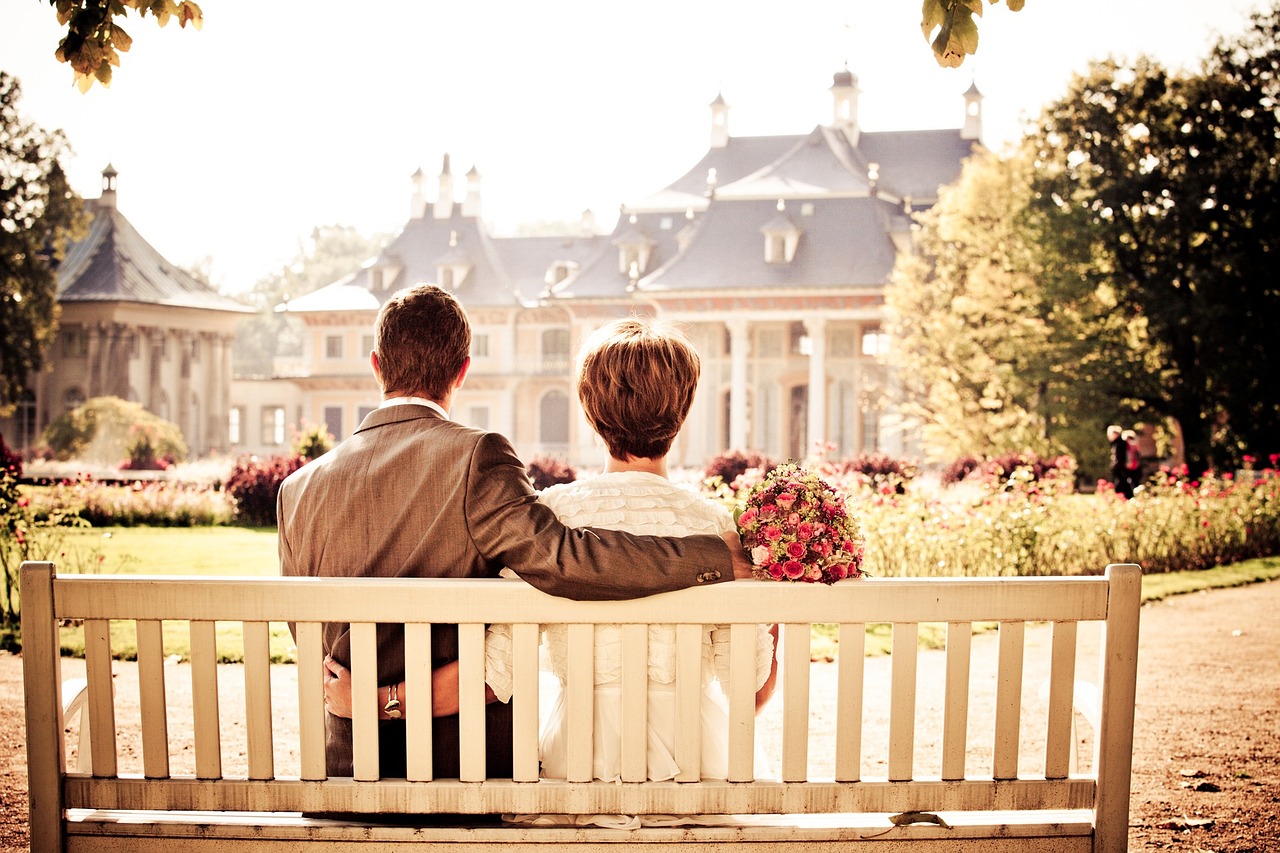 couple-on-bench