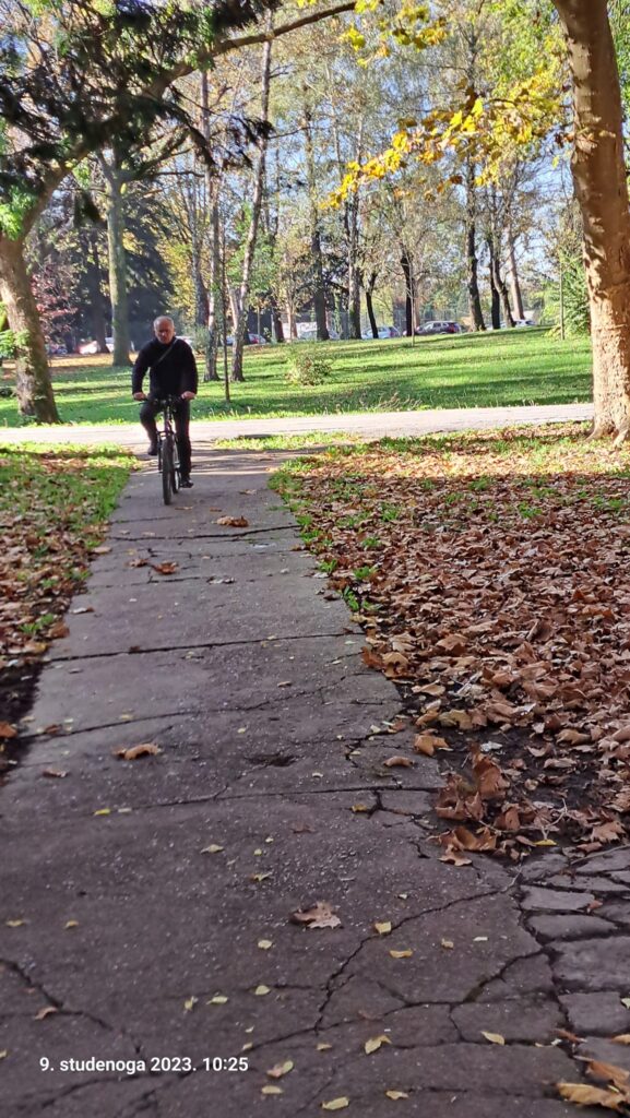 Cyclist-on-the-pedestrian-path-in-Park-Klasije