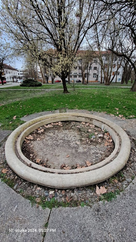 dry_fountain_in_Park