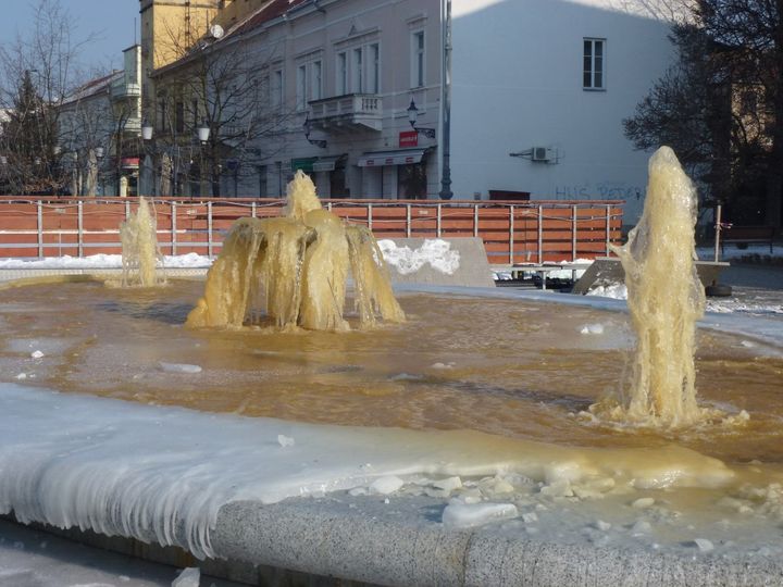 public_fountain_in_winter