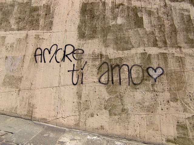 love-AMORE-graffiti